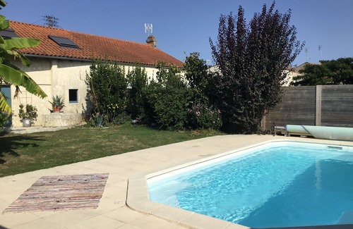 Marennes House | 8-person house with heated pool close to shops