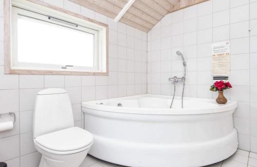 Pøt Strandby House | 8 person holiday home in Juelsminde-By Traum