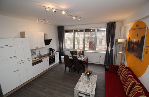 Tempelhof Apartment | 8 rooms, up to 19 persons, luxuriously furnished, "Iris8"