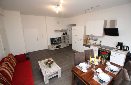 Tempelhof Apartment | 8 rooms, up to 19 persons, luxuriously furnished, "Iris8"