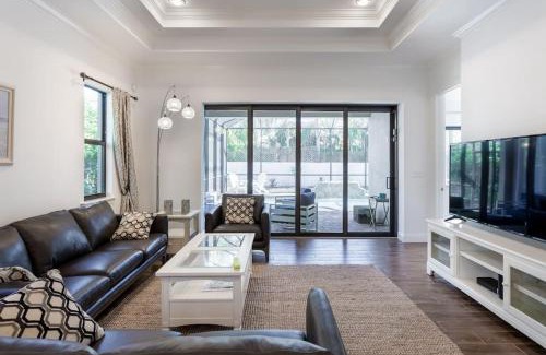 Naples Park House | 833 Perfect Naples - Pool - 3BR Near the Beach