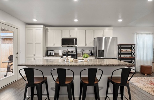 Southgate House | 88 Urban Nook , Cozy 3BR , Sleeps 6 , Grill , Pets + Fenced Yard