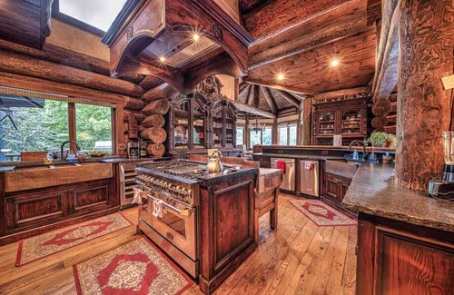 Topton Cabin | 8BR Lakefront Lodge| Hot Tub, Dock, Mountain Views