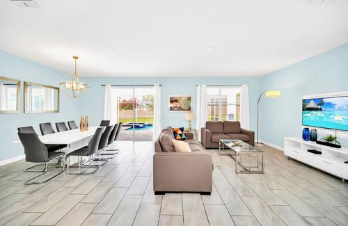 Davenport House | 8BR Mansion with Pool Hot Tub and Games Room