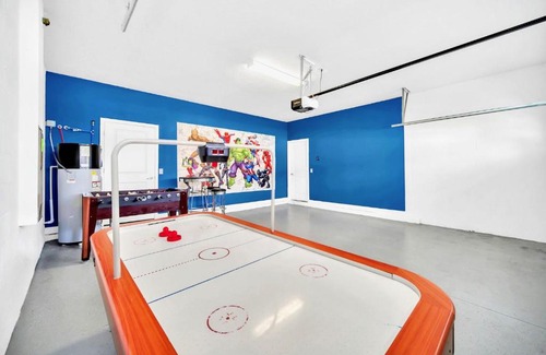 Davenport House | 8BR Mansion with Pool Hot Tub and Games Room