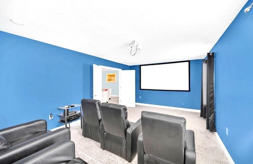 Davenport House | 8BR Mansion with Pool Hot Tub and Games Room