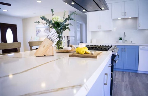 Bay Ho House | 8ft Deep Heated Pool, 9 Seat Medical Grade Jacuzzi, Mini-Golf & Chef’s Kitchen!