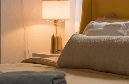 DeLand House | 8mi to blue springs + Firepit + perfect for 2!