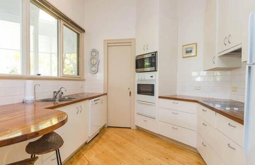 Port Fairy House | 9 Barclay Street, Port FairyClassic,spacious,historic central holiday house.