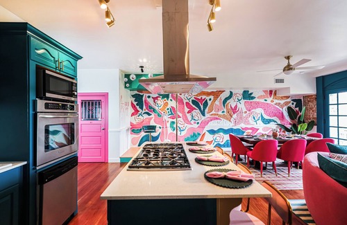 Savannah Condo | 9 beauty bars, Photo booth, Karaoke-Girls Getaway steps away from River Street