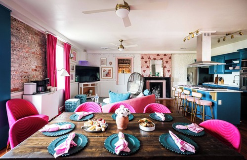 Savannah Condo | 9 beauty bars, Photo booth, Karaoke-Girls Getaway steps away from River Street