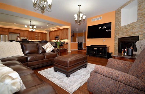 Saratoga Springs House | 9 Bedroom🏡Heated Pool🏊HotTub🛁10 Acres🌳BBQ🍗By Ski⛷️Track🏇Town🌇SPAC🎶Lake🏖️Golf⛳️