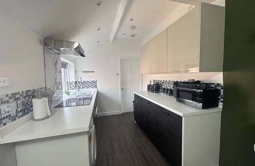 Newcastle-upon-Tyne Apartment | 9 Guests - Free Parking - Cozy 3 Bedrooms