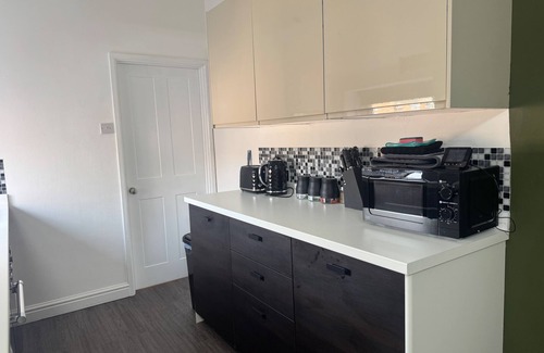 Newcastle-upon-Tyne Apartment | 9 Guests - Free Parking - Cozy 3 Bedrooms