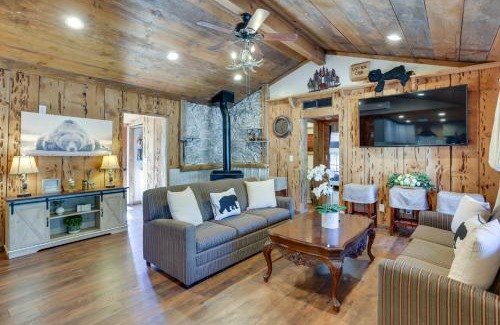 Wishon House | 9 Mi to Bass Lake Cabin with Fire Pit in Wishon!