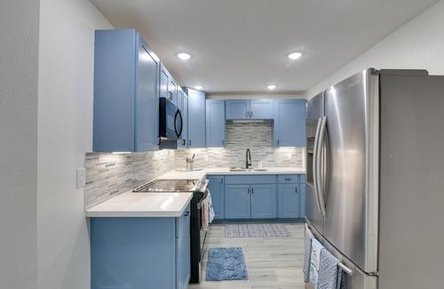 Galveston Apartment | 9 Mi to Crystal Beach: Pet-Friendly Apt w/Balcony