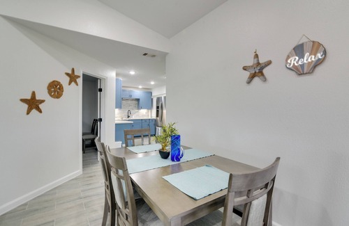 Galveston Apartment | 9 Mi to Crystal Beach: Pet-Friendly Apt w/Balcony