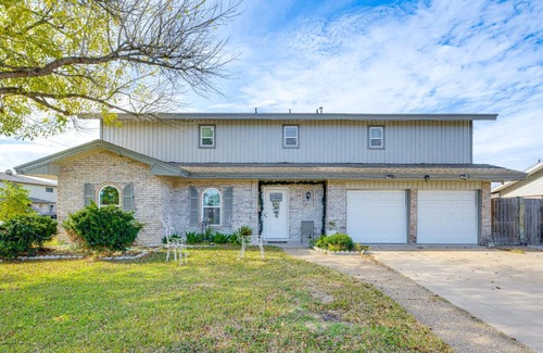 South Side House | 9 Mi to Dtwn Spacious Retreat in Corpus Christi!