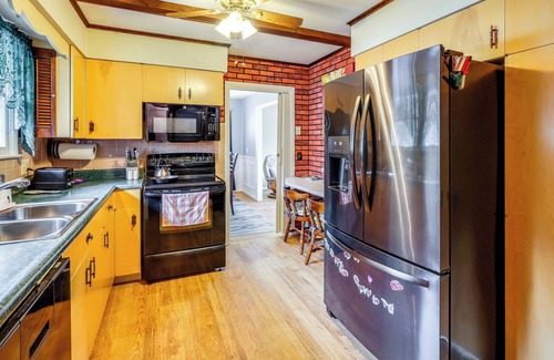 Queensbury House | 9 Mi to Lake George Village: Home in Queensbury