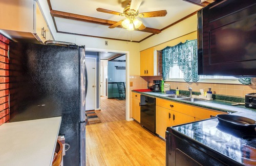 Queensbury House | 9 Mi to Lake George Village: Home in Queensbury