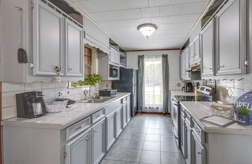 Newhebron Apartment | 9 Mi to Water Park: Silver Creek Gem w/Fireplace!