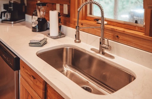 Logan Cabin | 9 Miles from Old Man's Cave, High Speed Starlink Internet, Hot tub, sleeps 12