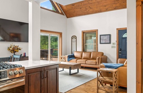 Freetown Apartment | 9 Oaks Log Cabin of Brown County