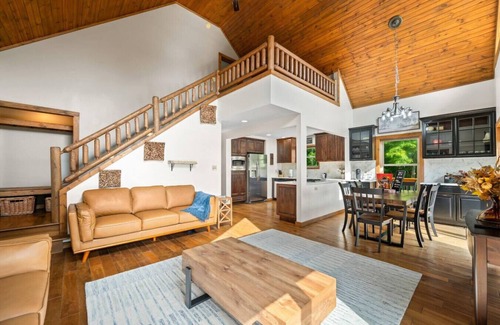 Freetown Apartment | 9 Oaks Log Cabin of Brown County