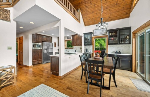 Freetown Apartment | 9 Oaks Log Cabin of Brown County