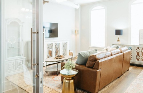 Maryville Apartment | 9 to 5 Suite - Covington Lofts