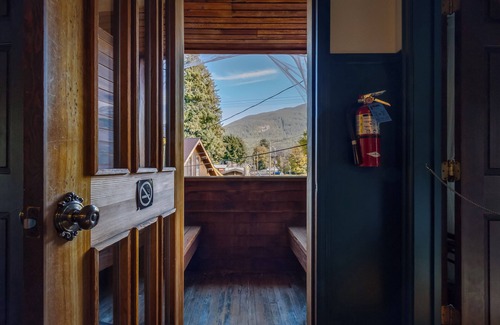 Packwood Apartment | #9 Wonderland Trail Suite 18+ Private Bath
