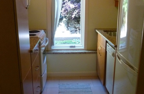 Oaklands Apartment | 90+ nights: Oaklands 8: stylish ambience & easy access to amenities