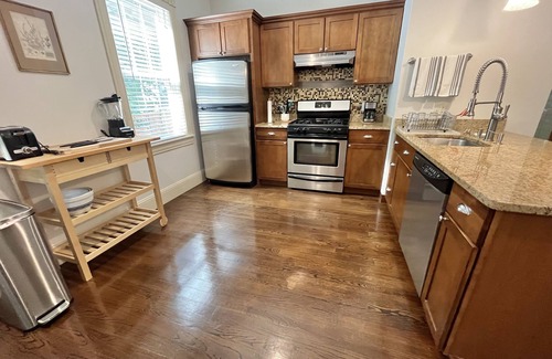 Elmhurst Condo | 90+ Stay Modern Condo Near College/Hospital, W/D