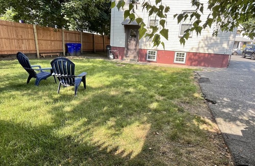 Elmhurst Condo | 90+ Stay Modern Condo Near College/Hospital, W/D