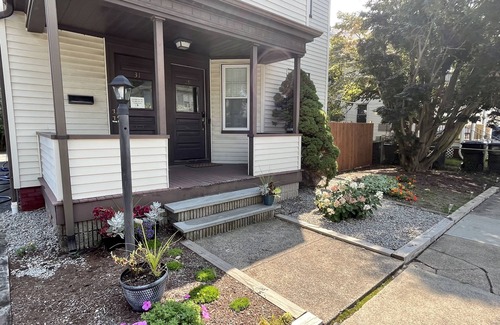 Elmhurst Condo | 90+ Stay Modern Condo Near College/Hospital, W/D