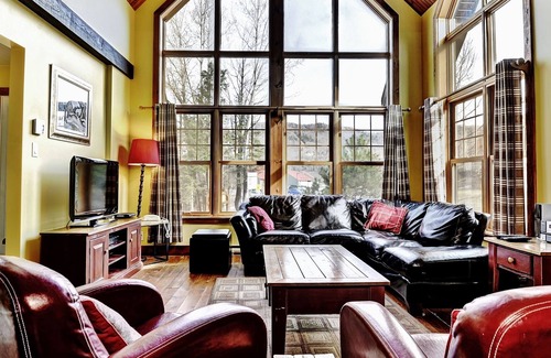 Stoneham House | 9001 Chemin des Alpages, Stoneham, 245265