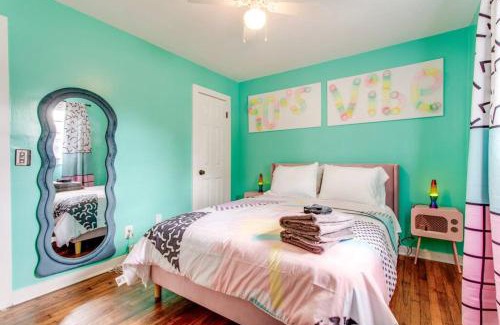 Murfreesboro House | 90s Crib -2bed 1bath, Funky Vibe, Central Location