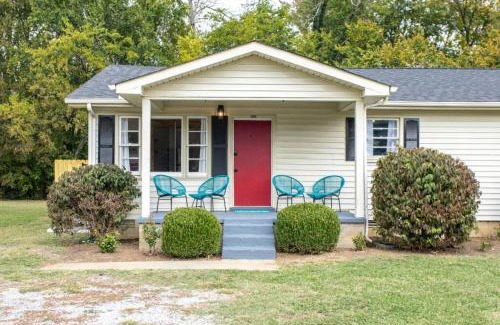 Murfreesboro House | 90s Crib -2bed 1bath, Funky Vibe, Central Location