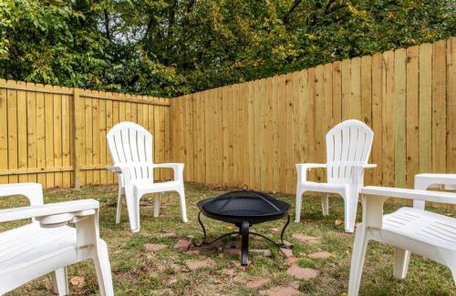 Murfreesboro House | 90s Crib -2bed 1bath, Funky Vibe, Central Location
