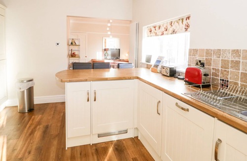 Rhos on Sea House | 91 PENRHYN AVENUE, family friendly, with a garden in Rhos-On-Sea