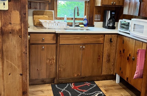 East Sandwich Cottage | 95A Salt Marsh- Seaside escape @ private beach-1BR Cottage w/AC, steps to sand!