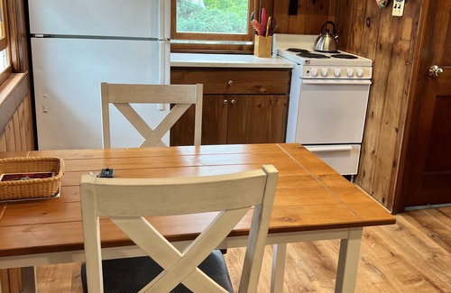 East Sandwich Cottage | 95A Salt Marsh- Seaside escape @ private beach-1BR Cottage w/AC, steps to sand!