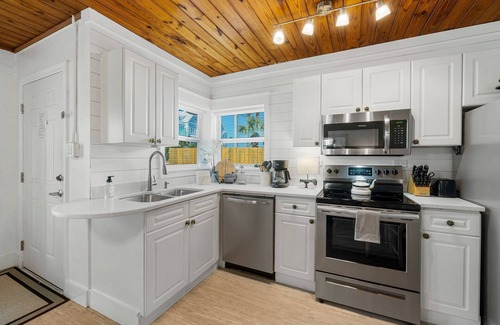Laguna Beach Estates House | $98/Night Now thru 19th!~ Quiet Laguna Beach ~Directly Across Street-30ft from Perfect Beach Access #83