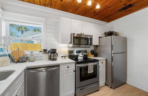 Laguna Beach Estates House | $98/Night Now thru 19th!~ Quiet Laguna Beach ~Directly Across Street-30ft from Perfect Beach Access #83