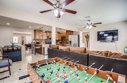 Cox Heights House | 9Beds! SPRING TRAINING! PHX Open+PutGolf/PingPong