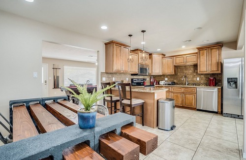 Cox Heights House | 9Beds! SPRING TRAINING! PHX Open+PutGolf/PingPong