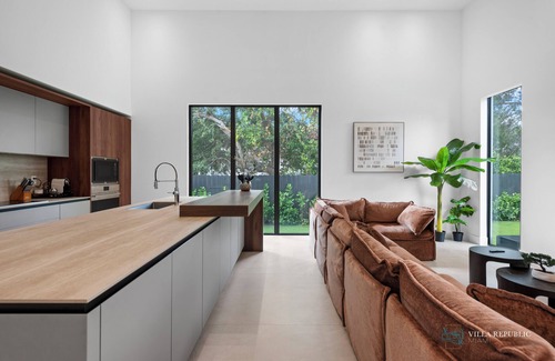 North Miami Beach House | 9BR Sophisticated Villa Ruby