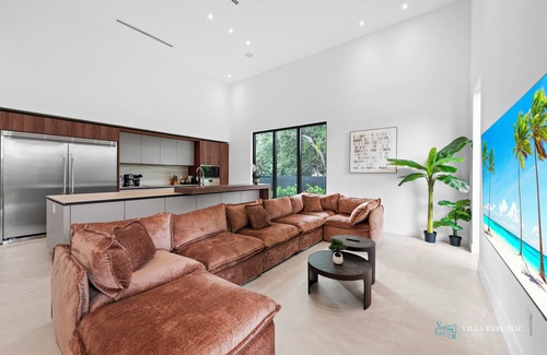 North Miami Beach House | 9BR Sophisticated Villa Ruby