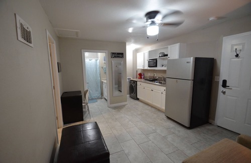 Paradise Valley Apartment | 9min to the airport washer & dryer, kitchen, outdoor BBQ. Sleeps 4