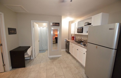 Paradise Valley Apartment | 9min to the airport washer & dryer, kitchen, outdoor BBQ. Sleeps 4